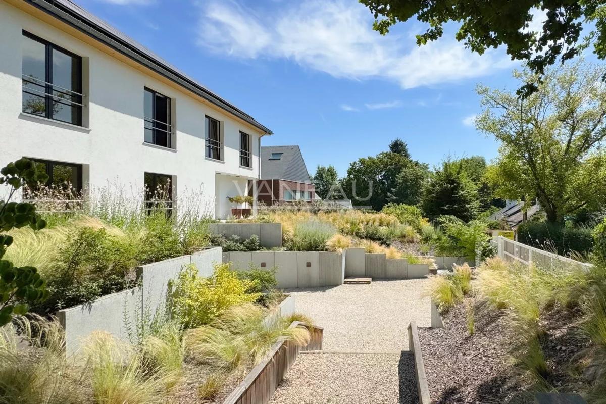 VILLA CONTEMPORAINE SUR TERRAIN DE ± 27 ARES AVEC PISCINE