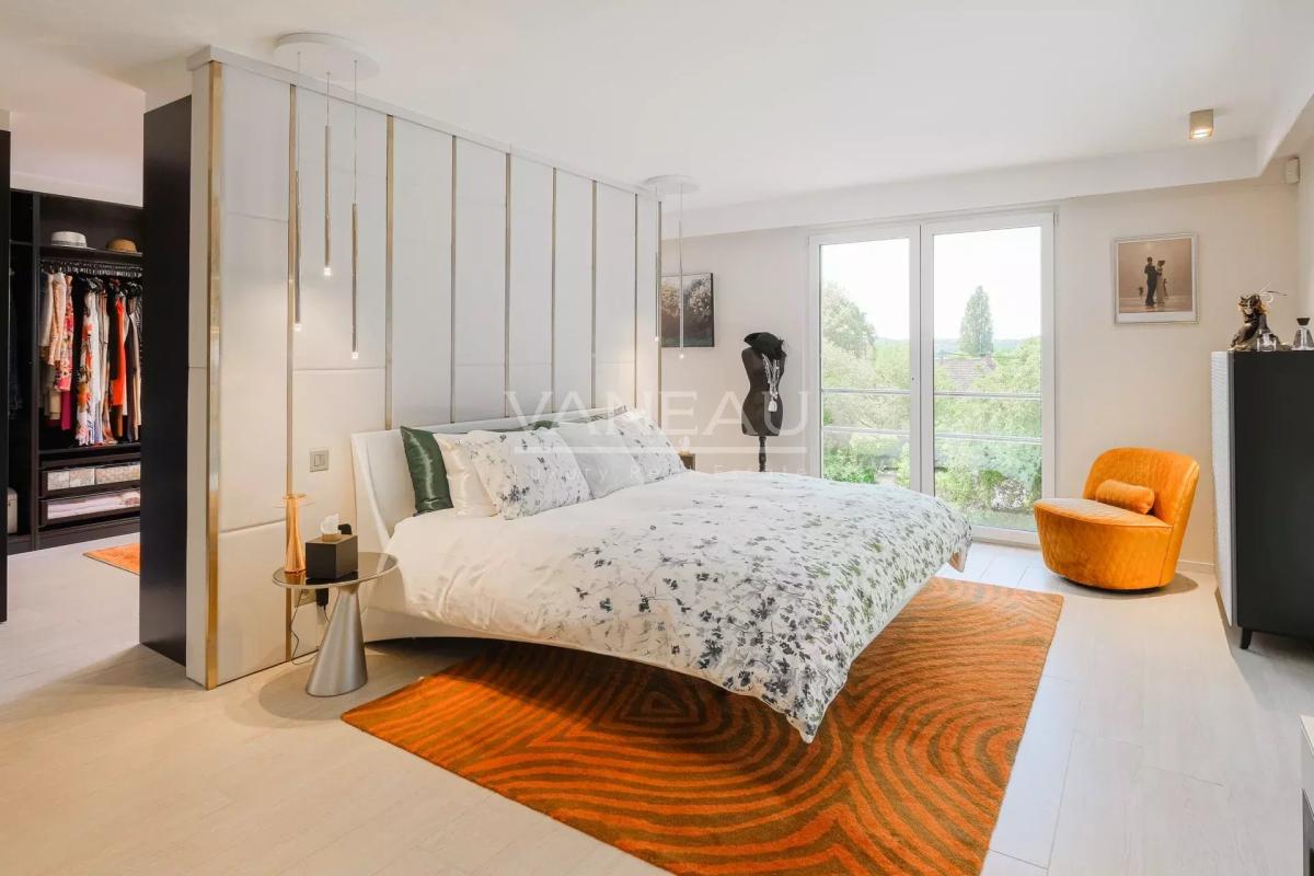 VILLA CONTEMPORAINE SUR TERRAIN DE ± 27 ARES AVEC PISCINE