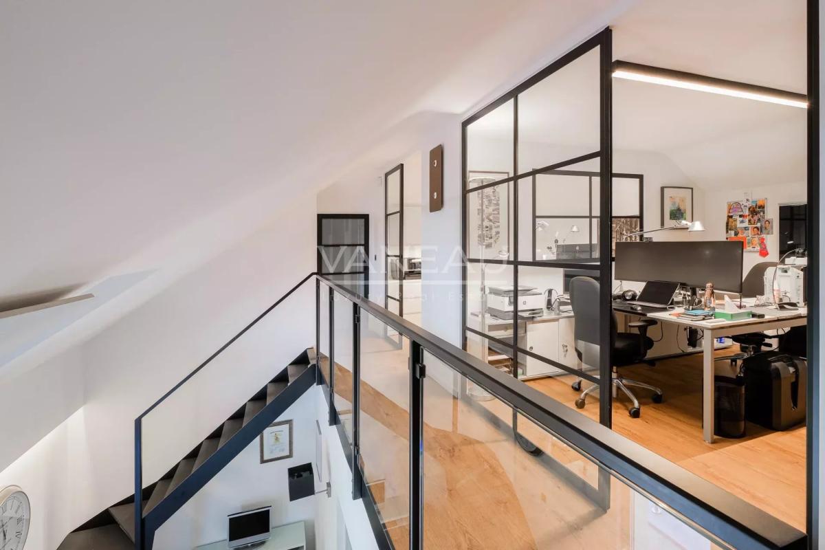 VILLA CONTEMPORAINE SUR TERRAIN DE ± 27 ARES AVEC PISCINE