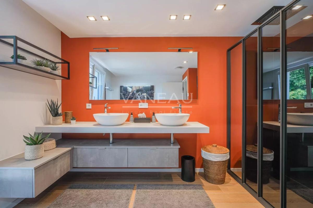 VILLA CONTEMPORAINE SUR TERRAIN DE ± 27 ARES AVEC PISCINE