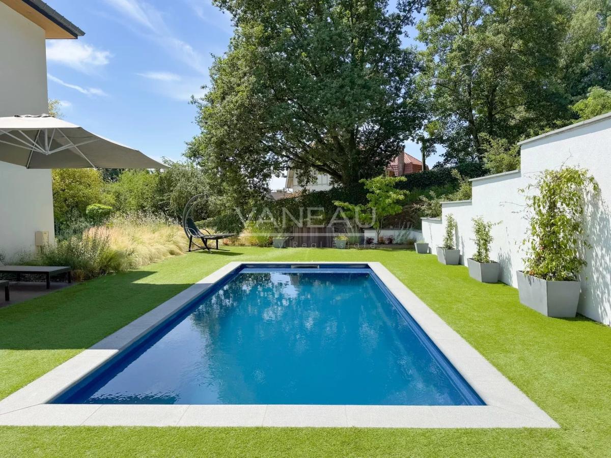 VILLA CONTEMPORAINE SUR TERRAIN DE ± 27 ARES AVEC PISCINE