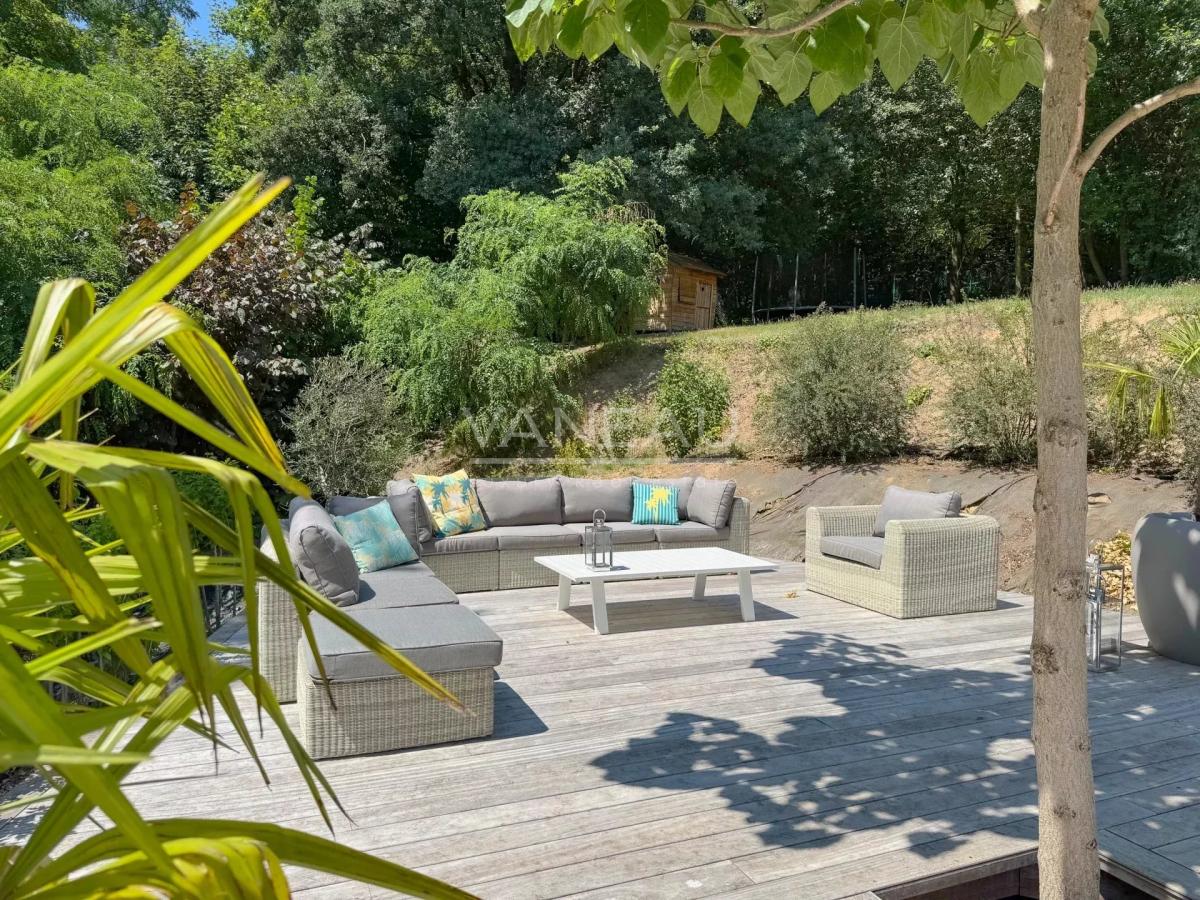VILLA CONTEMPORAINE SUR TERRAIN DE ± 27 ARES AVEC PISCINE