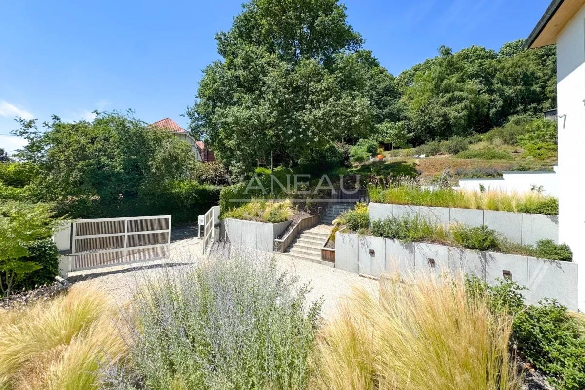 VILLA CONTEMPORAINE SUR TERRAIN DE ± 27 ARES AVEC PISCINE