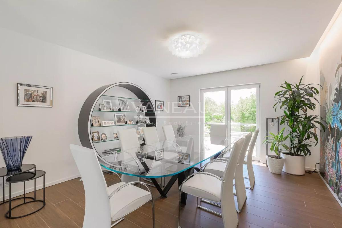 VILLA CONTEMPORAINE SUR TERRAIN DE ± 27 ARES AVEC PISCINE