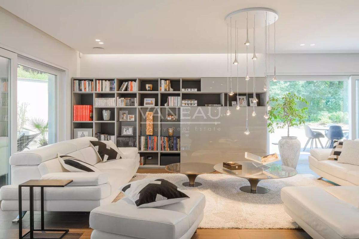 VILLA CONTEMPORAINE SUR TERRAIN DE ± 27 ARES AVEC PISCINE