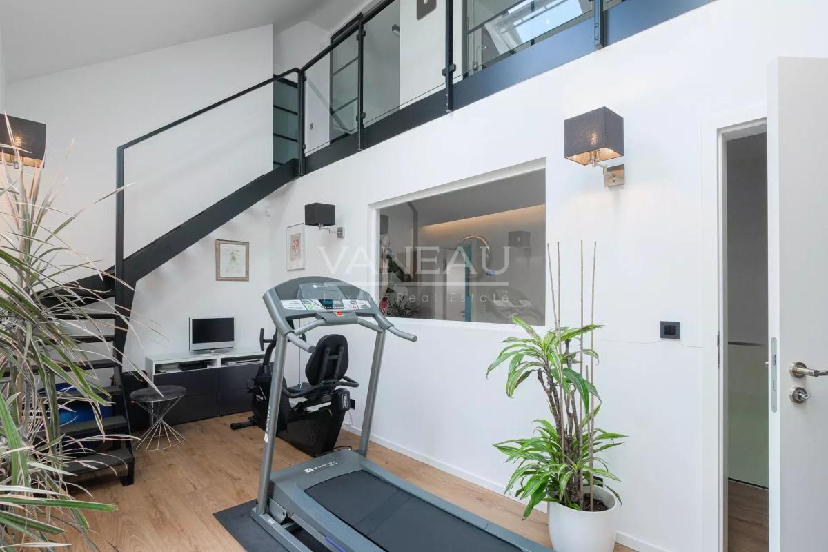VILLA CONTEMPORAINE SUR TERRAIN DE ± 27 ARES AVEC PISCINE