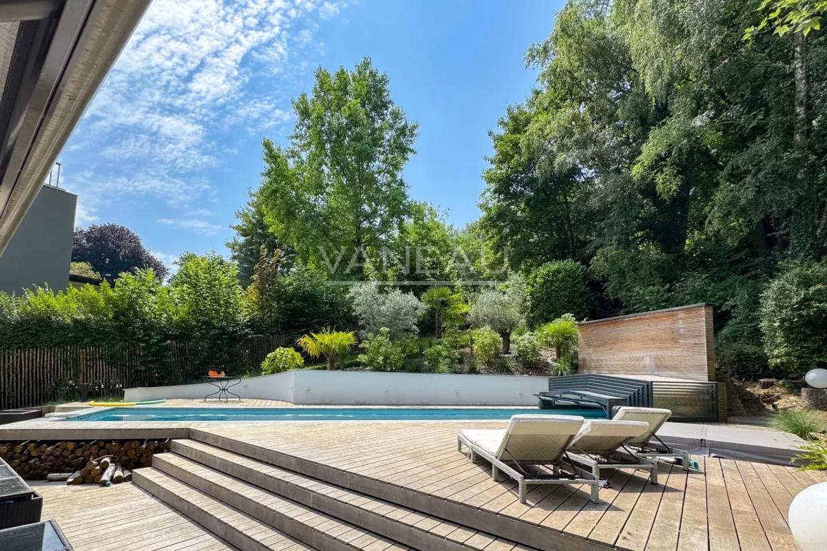 SPLENDIDE VILLA NEUVE DE ± 690 M² BRUTS AVEC JARDIN & PISCINE