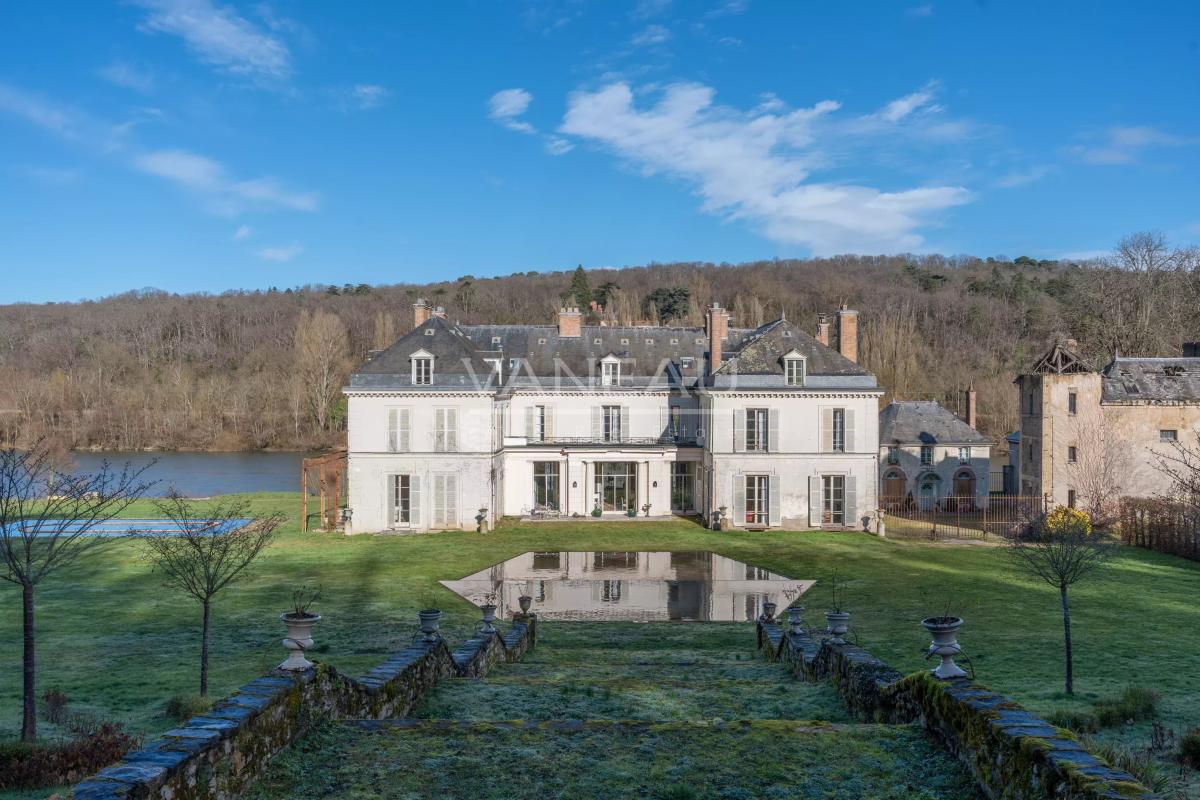 En bord de Seine, à proximité immédiate de Fontainebleau