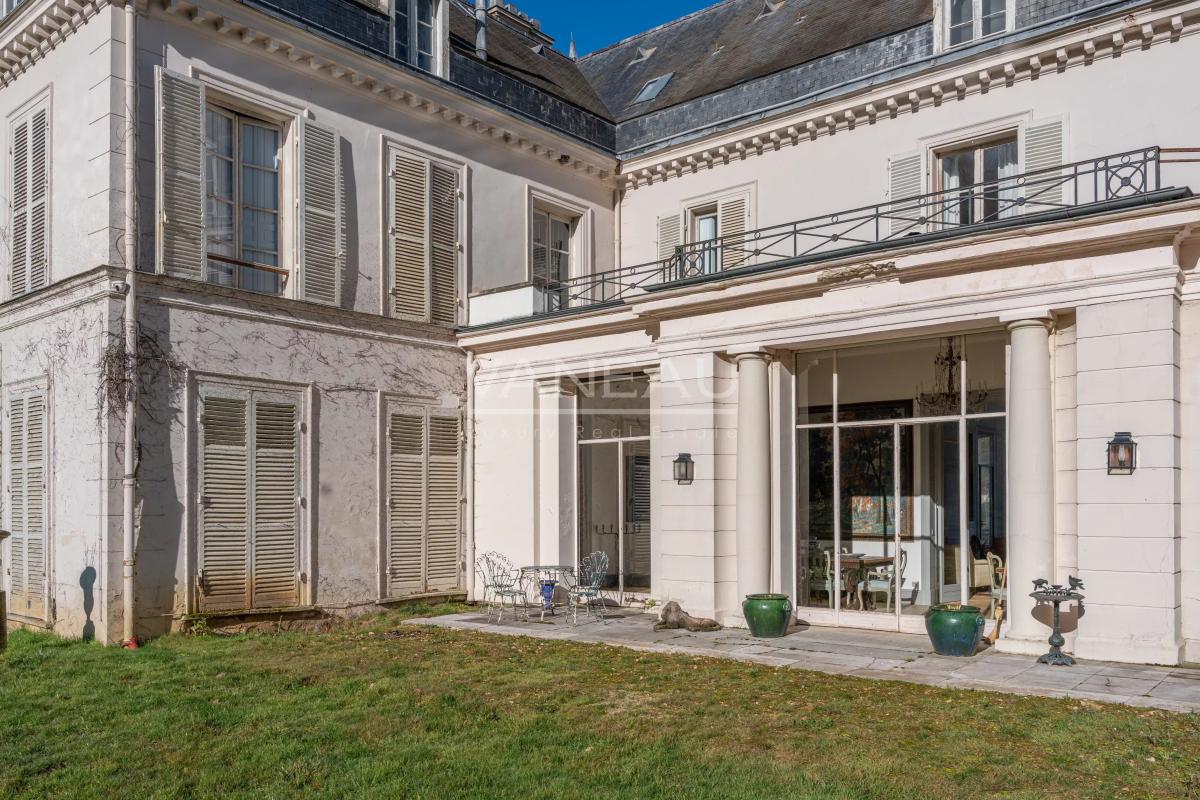 En bord de Seine, à proximité immédiate de Fontainebleau