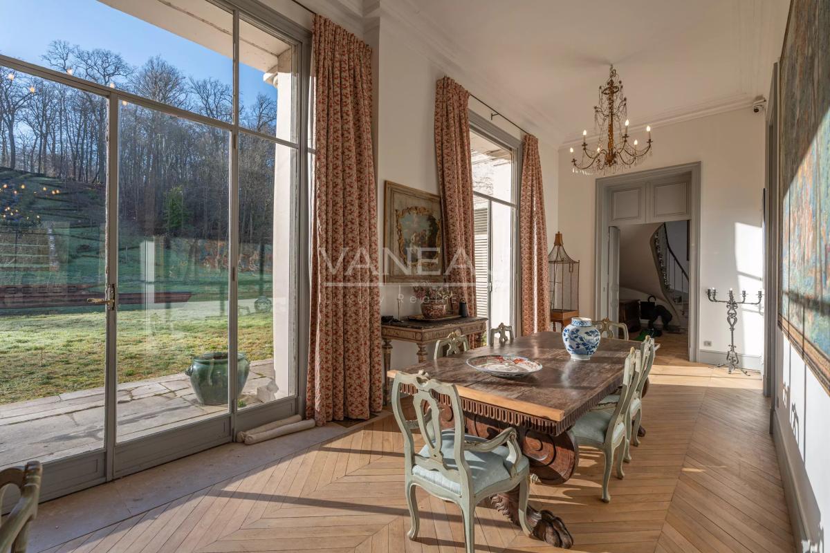 En bord de Seine, à proximité immédiate de Fontainebleau