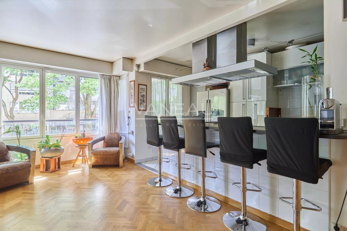 Paris XV - Cambronne : Appartement quatre pièces avec terrasse et balcon