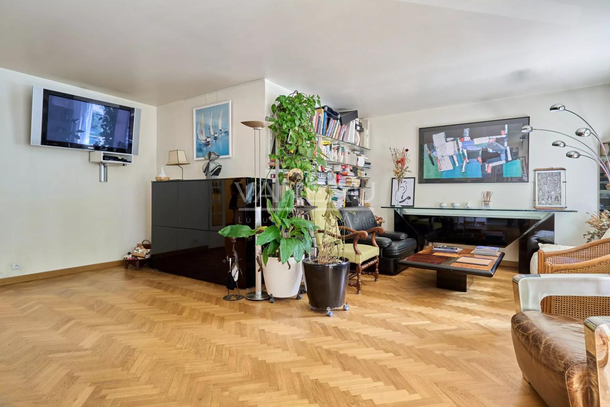 Paris XV - Cambronne : Appartement quatre pièces avec terrasse et balcon