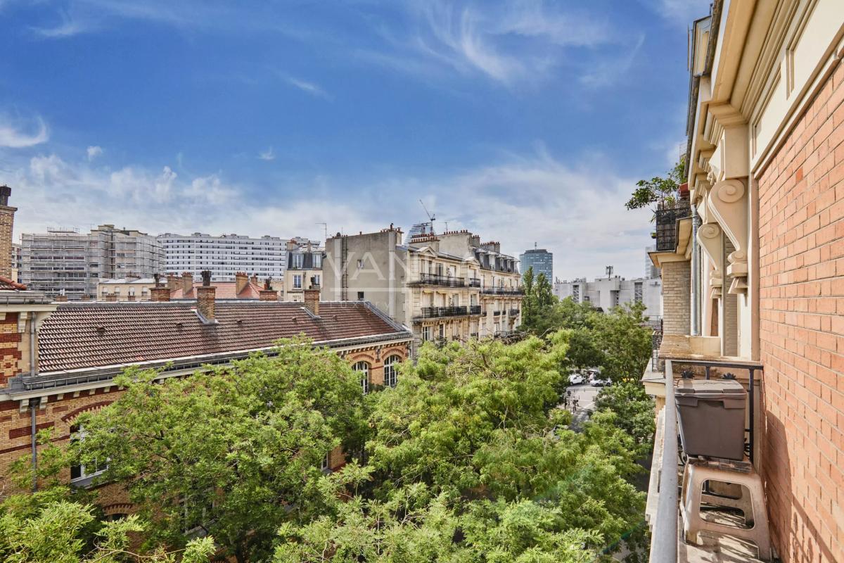 Paris XVe  Javel - Saint Charles Deux pièces Etage élevé  et balcons