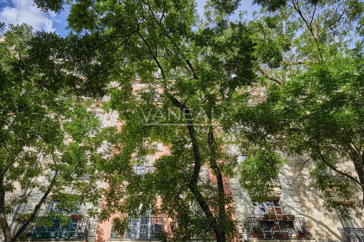 Paris XVe  Javel - Saint Charles Deux pièces Etage élevé  et balcons