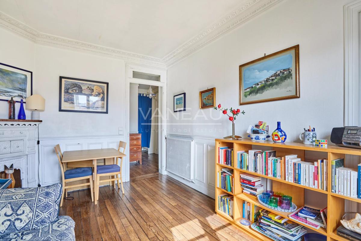 Paris XVe  Javel - Saint Charles Deux pièces Etage élevé  et balcons