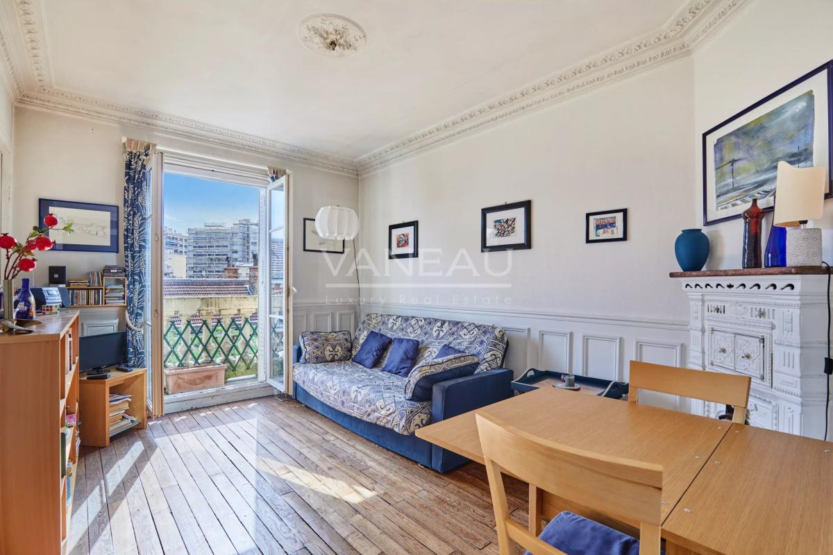 Paris XVe  Javel - Saint Charles Deux pièces Etage élevé  et balcons