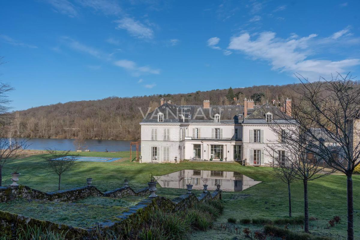 En bord de Seine, à proximité immédiate de Fontainebleau