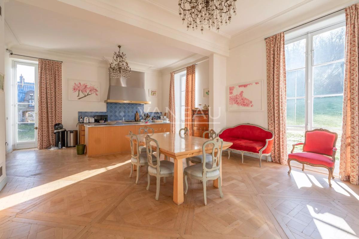 En bord de Seine, à proximité immédiate de Fontainebleau
