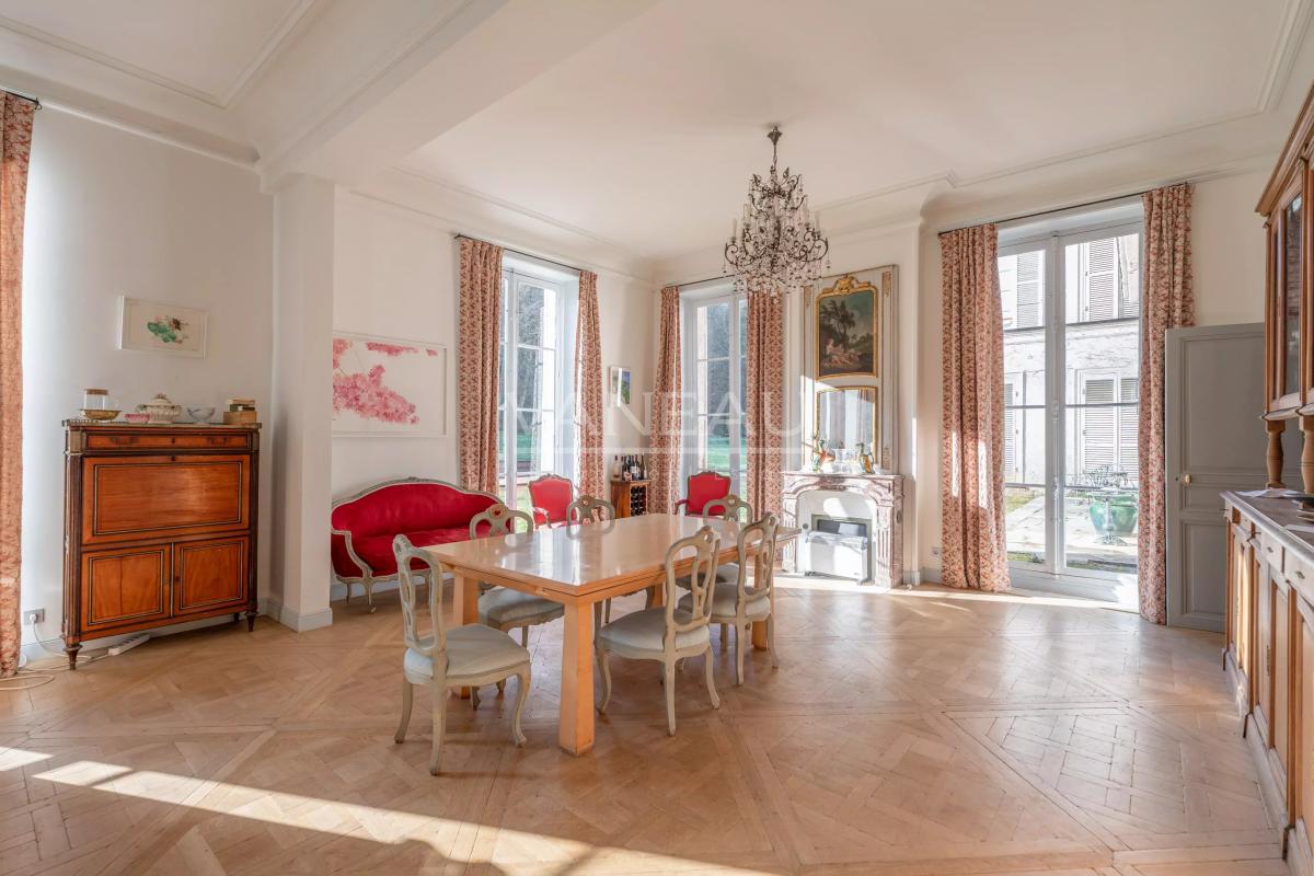 En bord de Seine, à proximité immédiate de Fontainebleau
