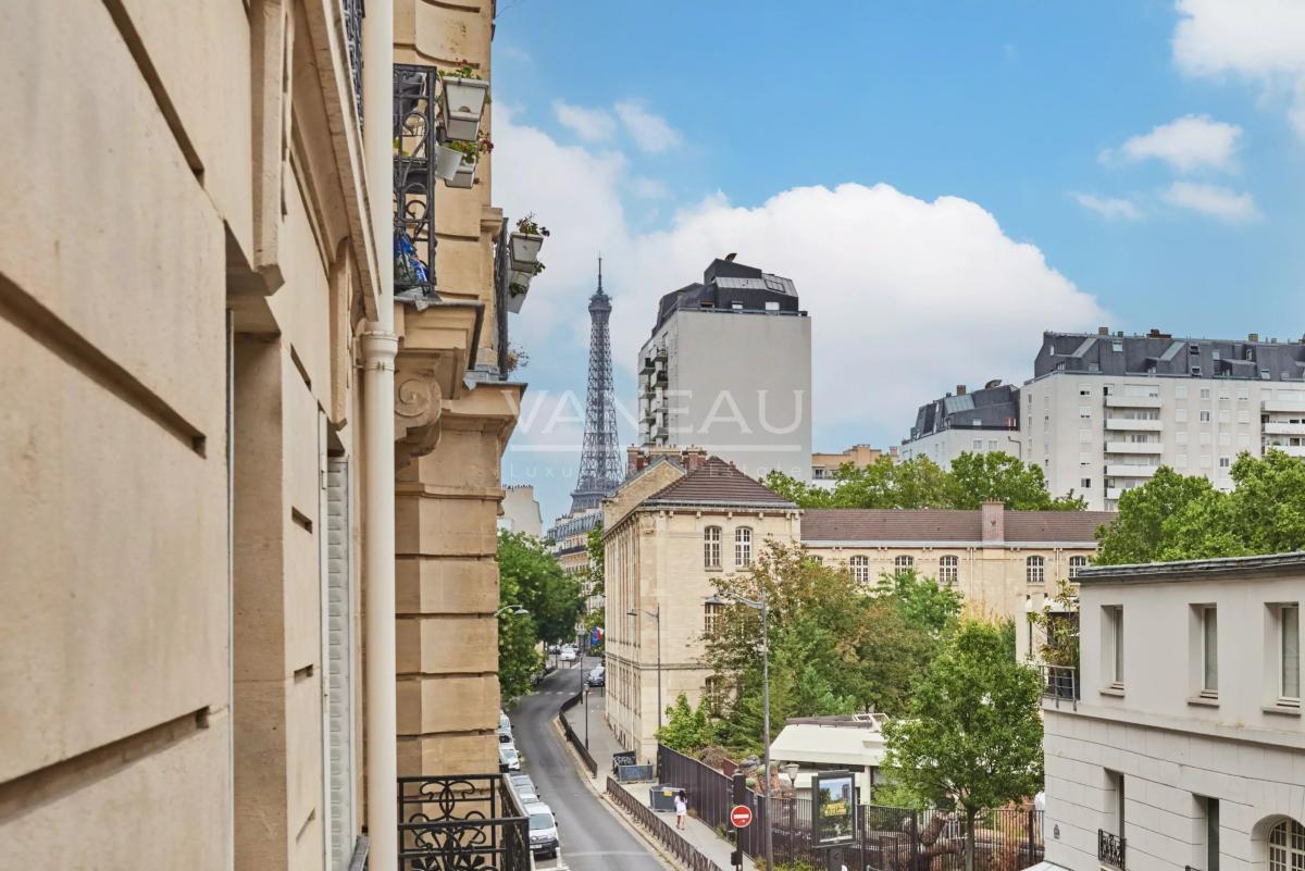 PARIS XVe - Cambronne / Commerce : spacieux deux pièces rénové