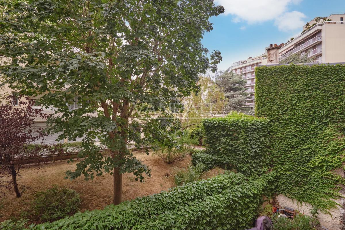 PARIS XVe - Cambronne / Commerce : spacieux deux pièces rénové