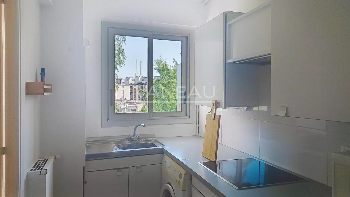 PARIS XVI - GRAND STUDIO MEUBLE avec balcon - RUE DE L'YVETTE