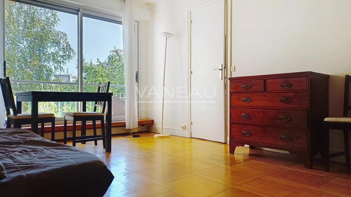 PARIS XVI - GRAND STUDIO MEUBLE avec balcon - RUE DE L'YVETTE