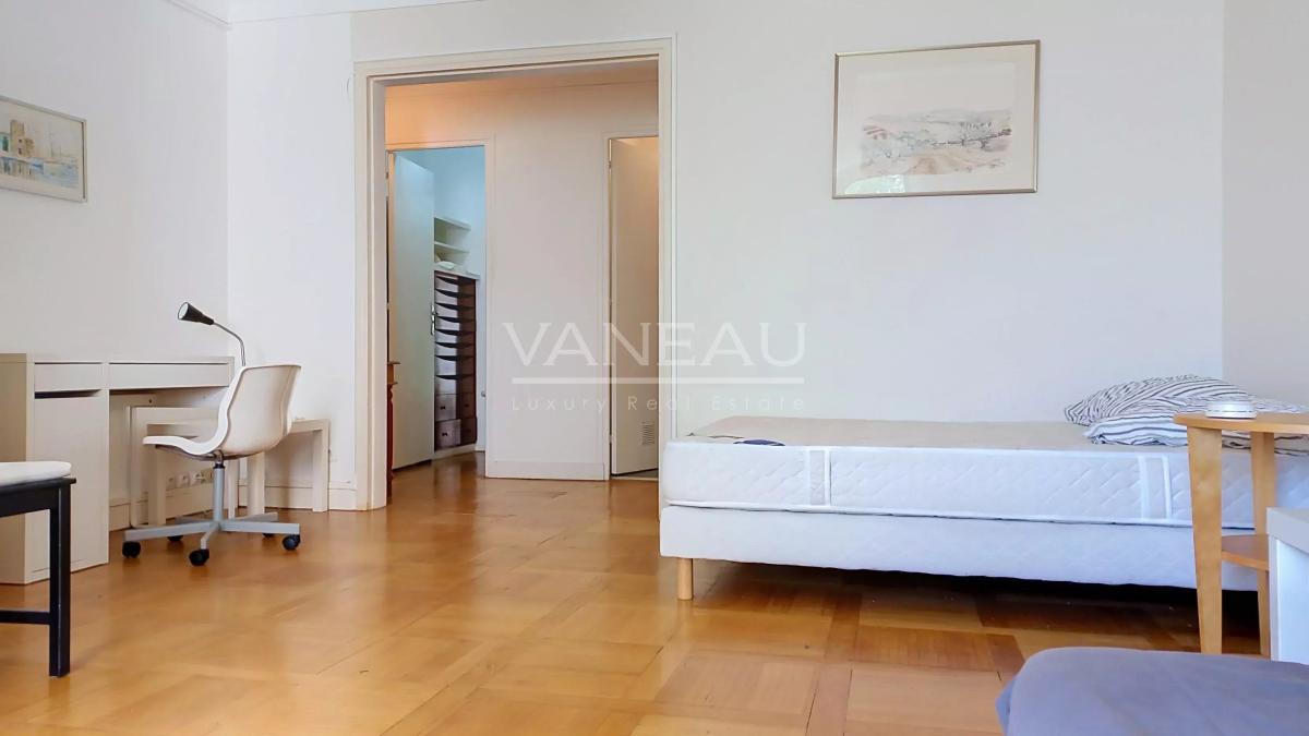 PARIS XVI - GRAND STUDIO MEUBLE avec balcon - RUE DE L'YVETTE