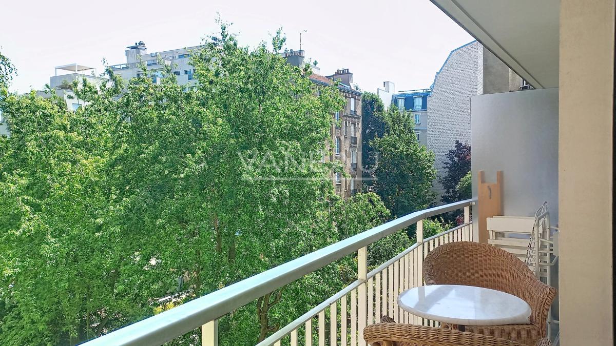 PARIS XVI - GRAND STUDIO MEUBLE avec balcon - RUE DE L'YVETTE