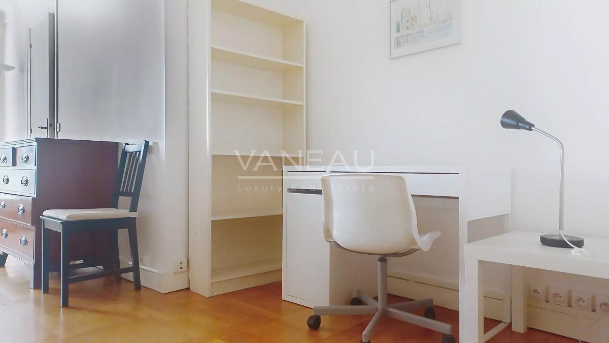 PARIS XVI - GRAND STUDIO MEUBLE avec balcon - RUE DE L'YVETTE