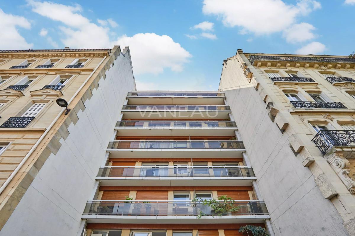 Paris XVIe - Place Mexico - Appartement traversant vendu occupé