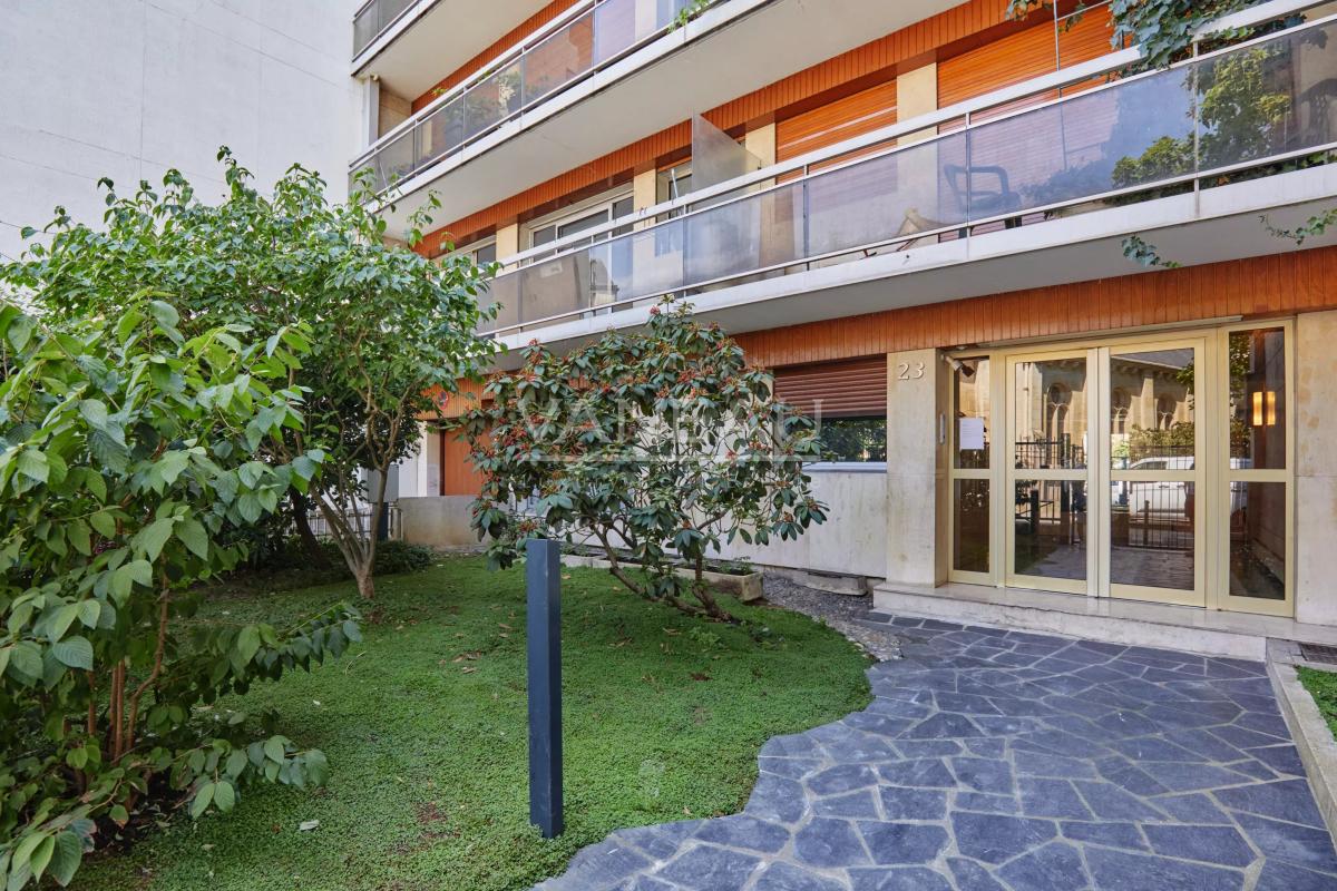 Paris XVIe - Place Mexico - Appartement traversant vendu occupé