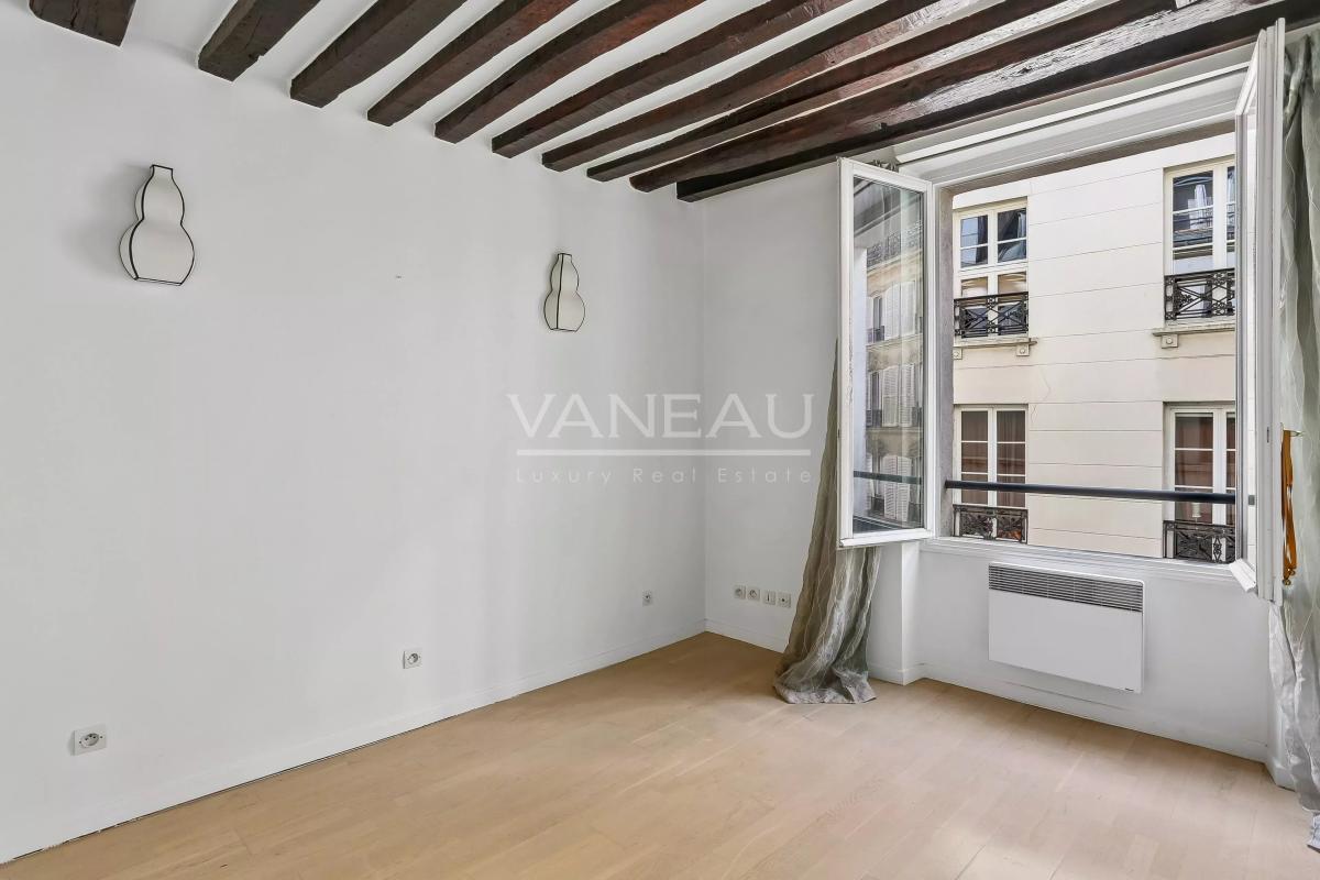 2 pièces rue de Verneuil - Paris VII