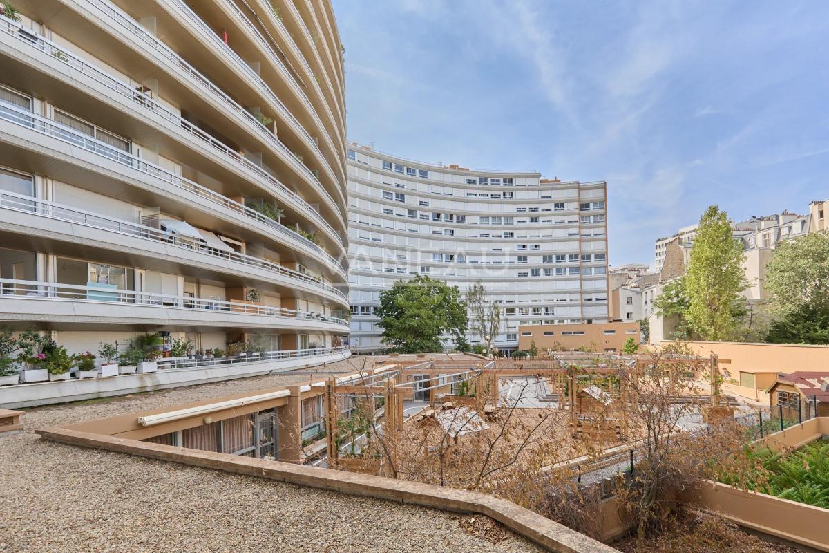 Paris XVe - Cambronne - Appartement trois pièces avec balcon