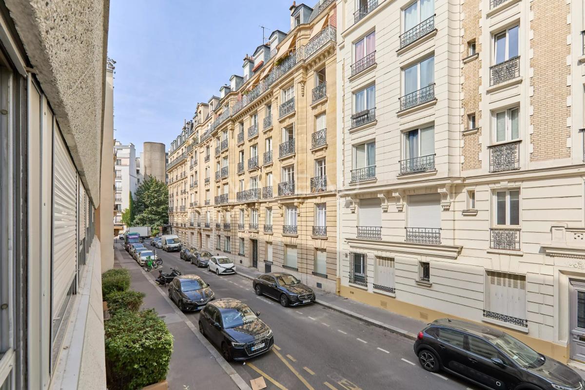 Paris XVe - Cambronne - Appartement trois pièces avec balcon