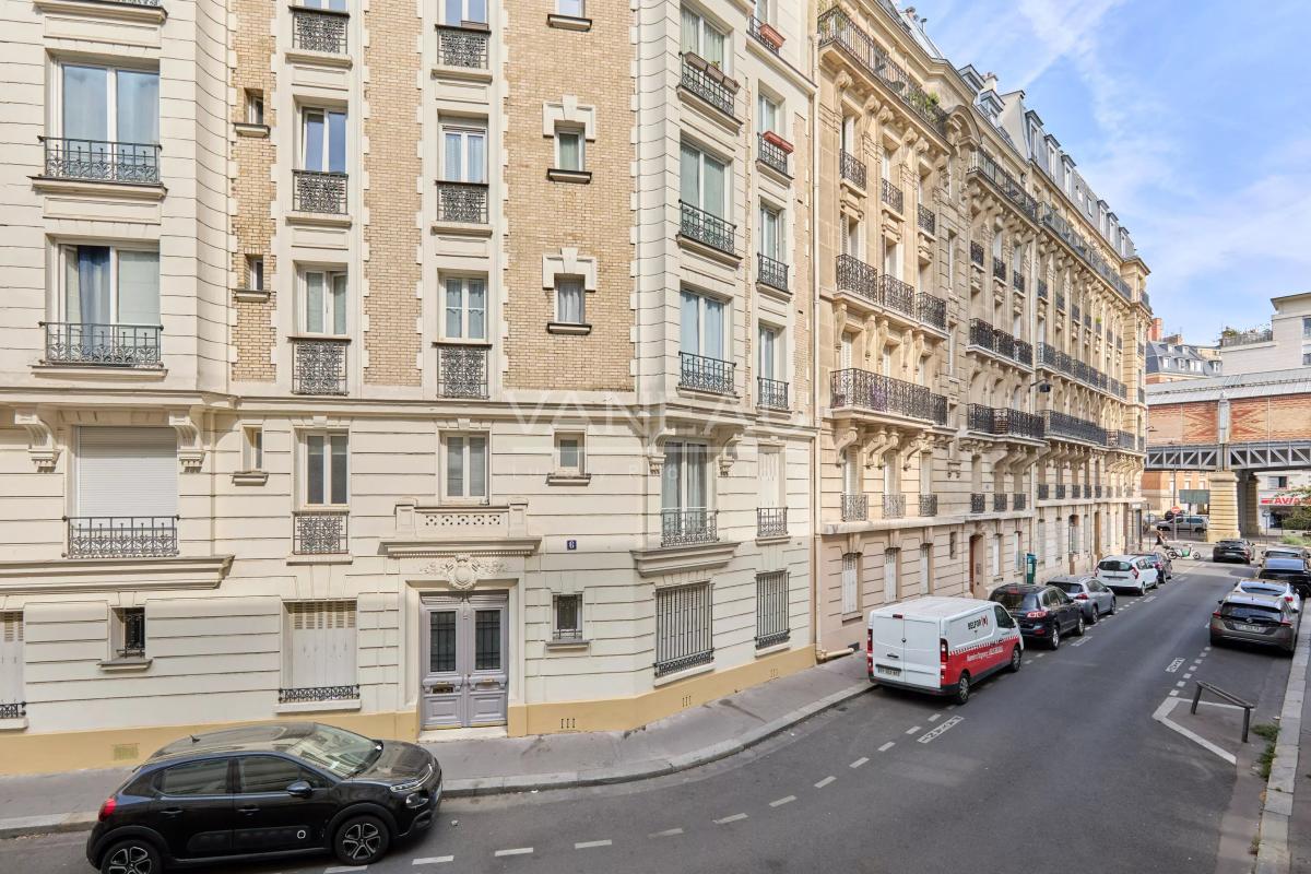 Paris XVe - Cambronne - Appartement trois pièces avec balcon