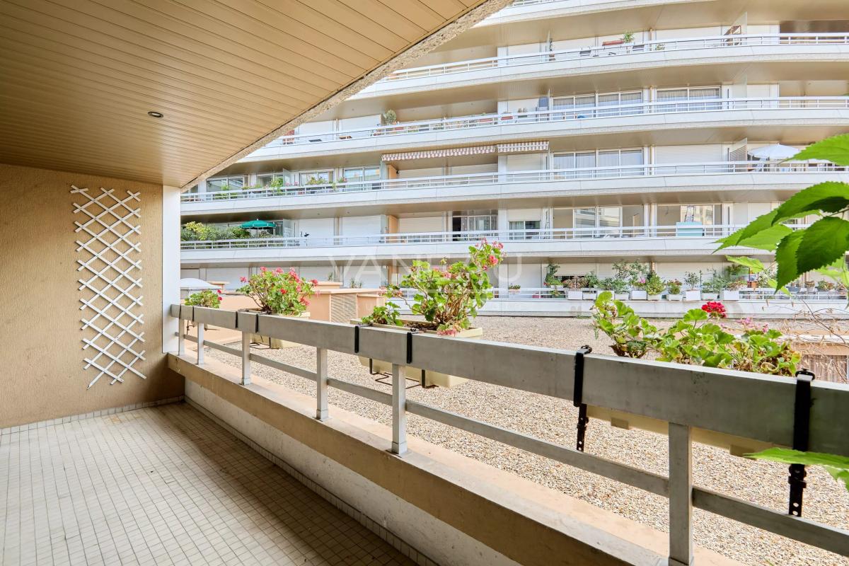Paris XVe - Cambronne - Appartement trois pièces avec balcon