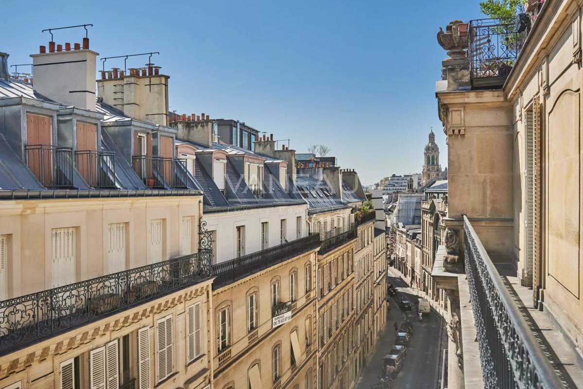 Dernier étage par ascenseur - 3.10m de hauteur sous plafond – balcon filant -