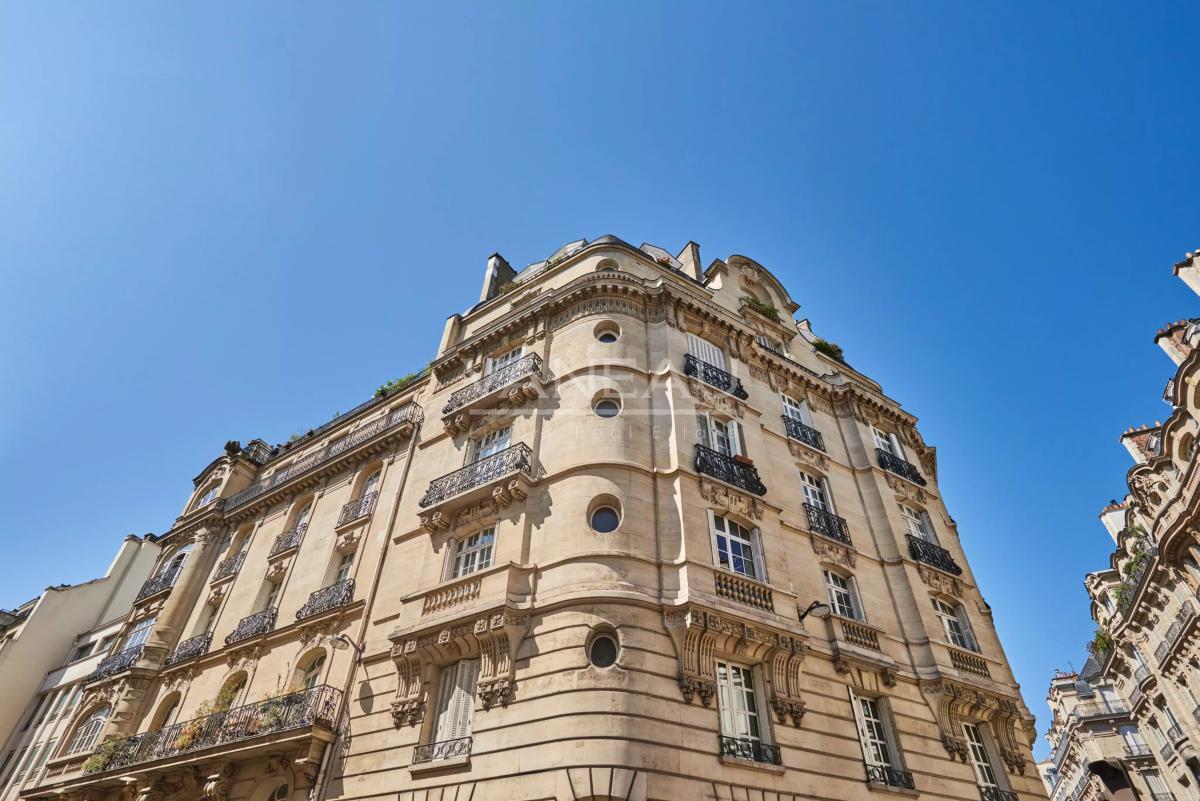 Dernier étage par ascenseur - 3.10m de hauteur sous plafond – balcon filant -