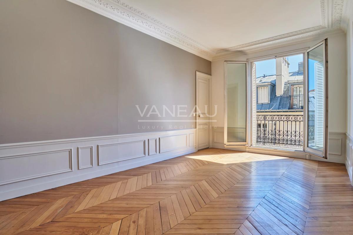 Dernier étage par ascenseur - 3.10m de hauteur sous plafond – balcon filant -