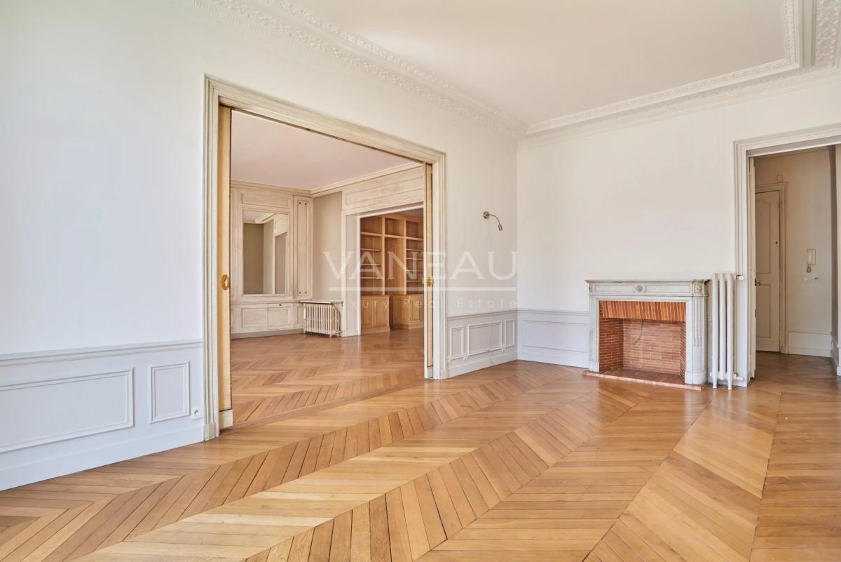 Dernier étage par ascenseur - 3.10m de hauteur sous plafond – balcon filant -
