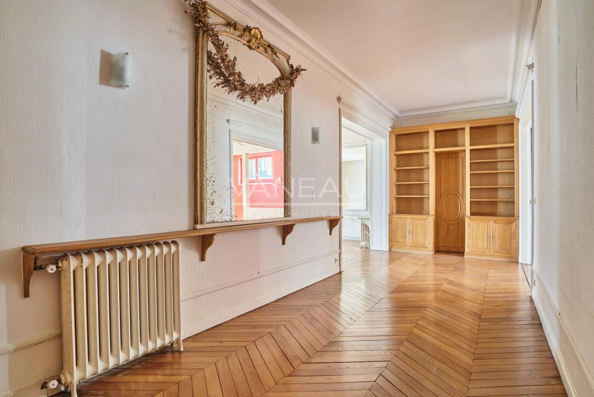 Dernier étage par ascenseur - 3.10m de hauteur sous plafond – balcon filant -