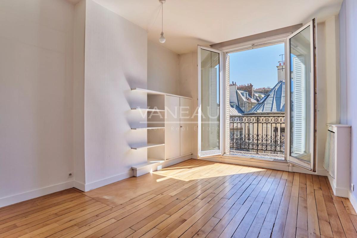 Dernier étage par ascenseur - 3.10m de hauteur sous plafond – balcon filant -