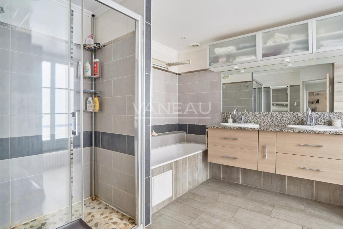 Appartement familial lumineux traversant cour et jardin -