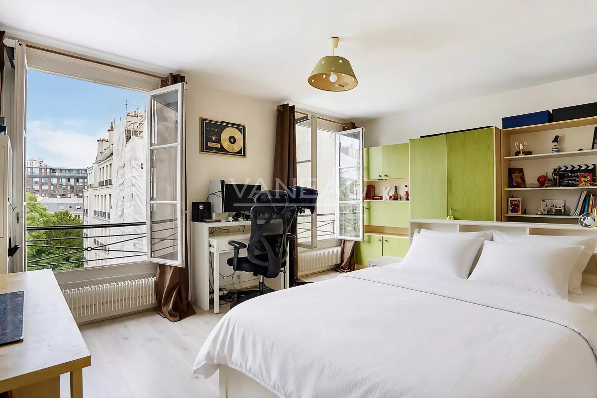 Appartement familial lumineux traversant cour et jardin -