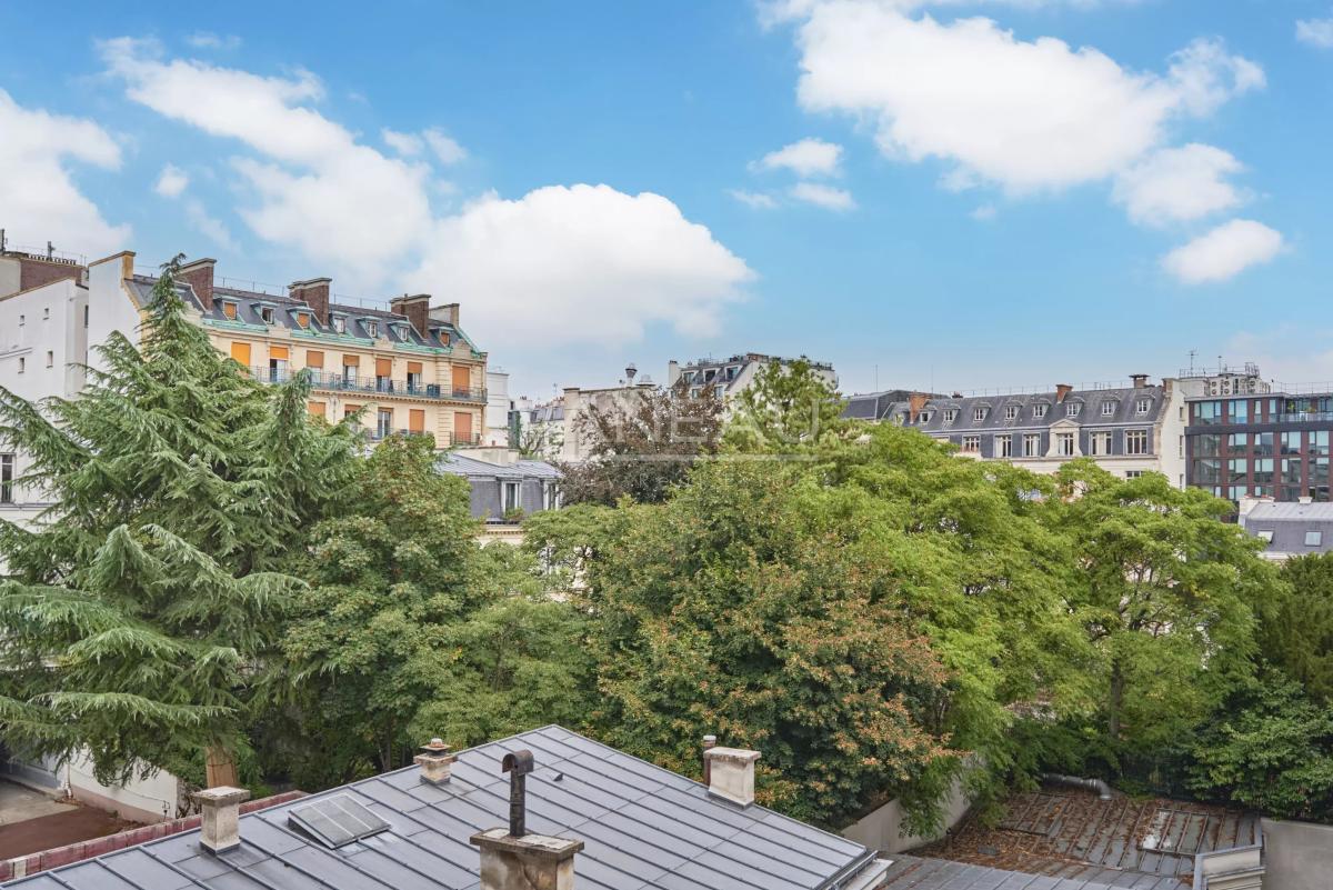 Appartement familial lumineux traversant cour et jardin -
