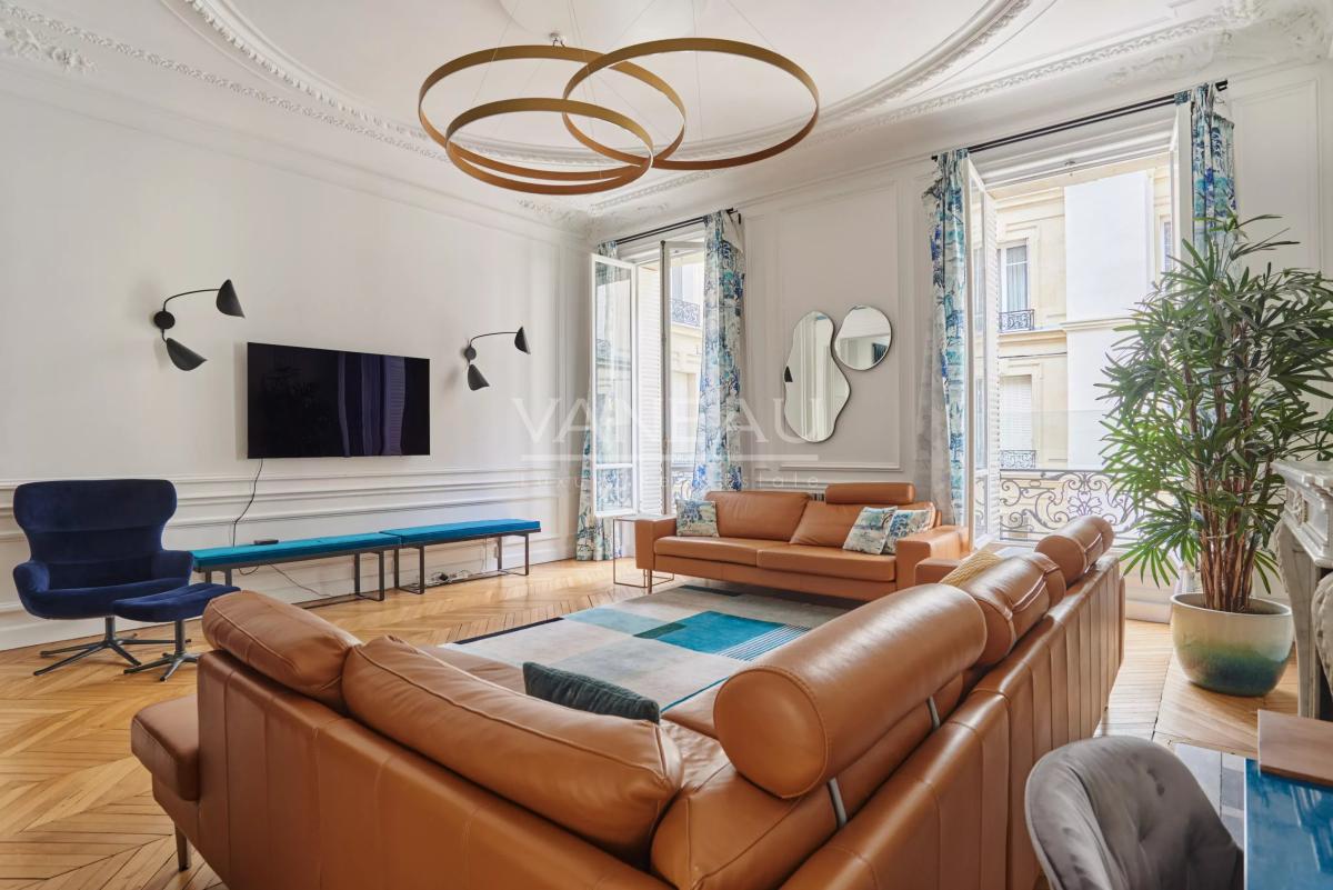 Paris VIIIe - Entre le parc Monceau et les Champs Elysées- Appartement rénové et climatisé.