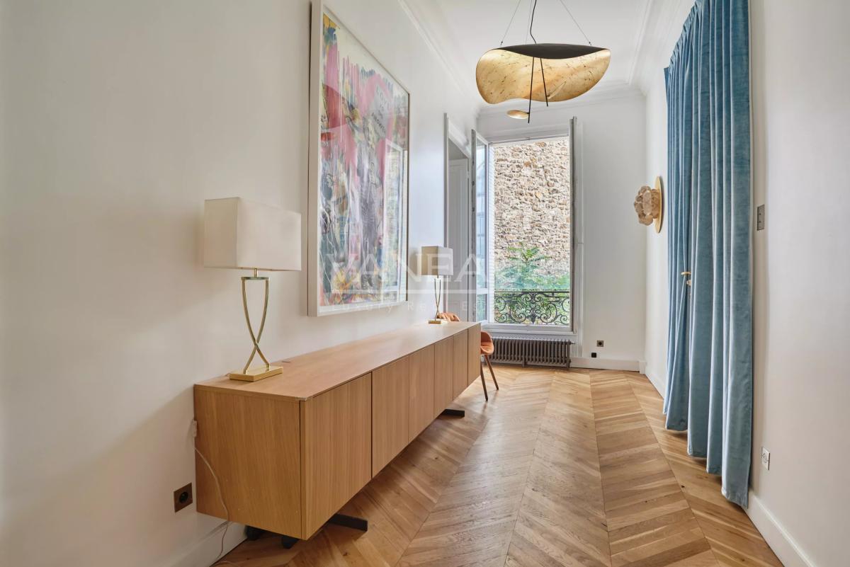 Paris VIIIe - Entre le parc Monceau et les Champs Elysées- Appartement rénové et climatisé.