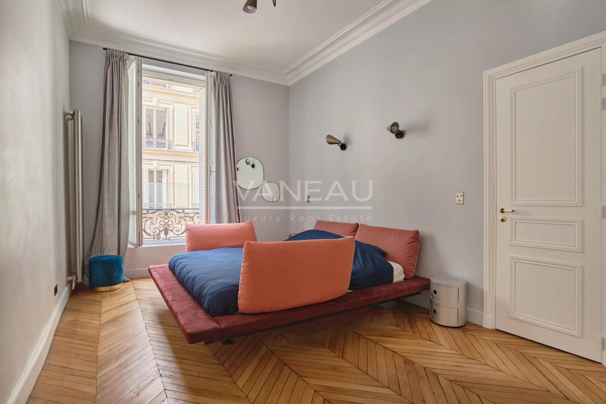 Paris VIIIe - Entre le parc Monceau et les Champs Elysées- Appartement rénové et climatisé.