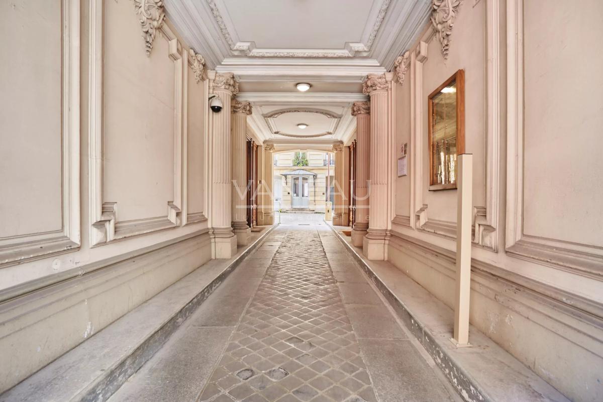 Paris VIIIe - Entre le parc Monceau et les Champs Elysées- Appartement rénové et climatisé.